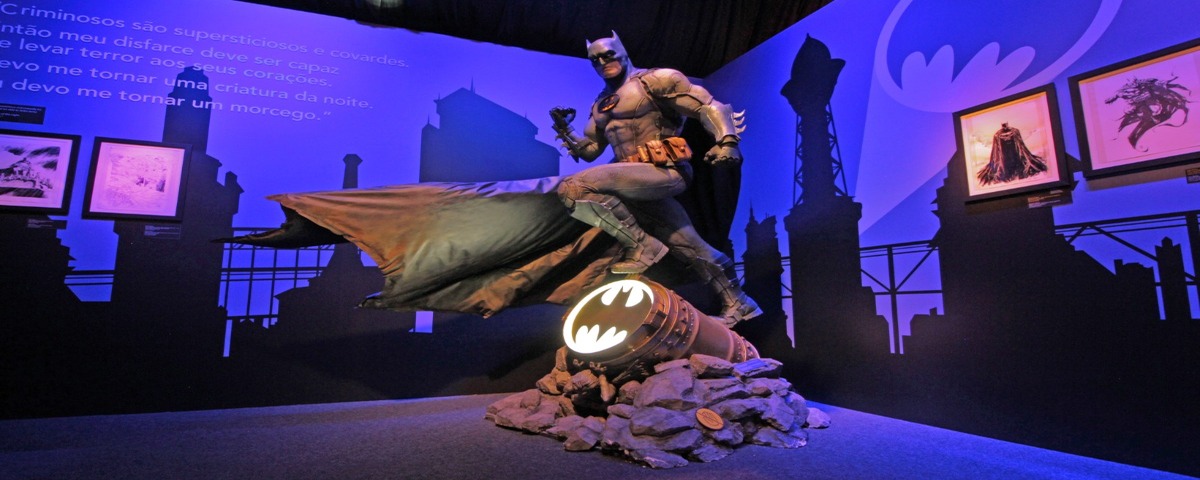 Réplica do personagem "Batman" em tamanho real em um cenário que remete à Gotham City, numa exposição no Iguatemi Campinas, que é um dos próximos eventos no estado de São Paulo. 