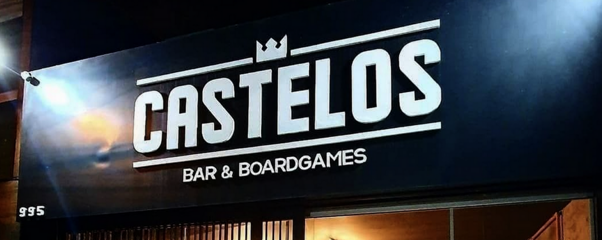 Fachada do Castelos Bar & Boardgames, um dos restaurantes temáticos para comemorar o Dia do Amigo.