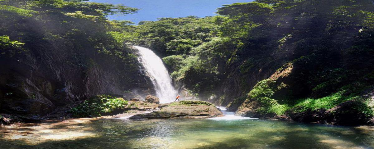 Parque Estadual da Caverna do Diabo, no Vale do Ribeira, com cachoeira e muita vegetação ao redor. 