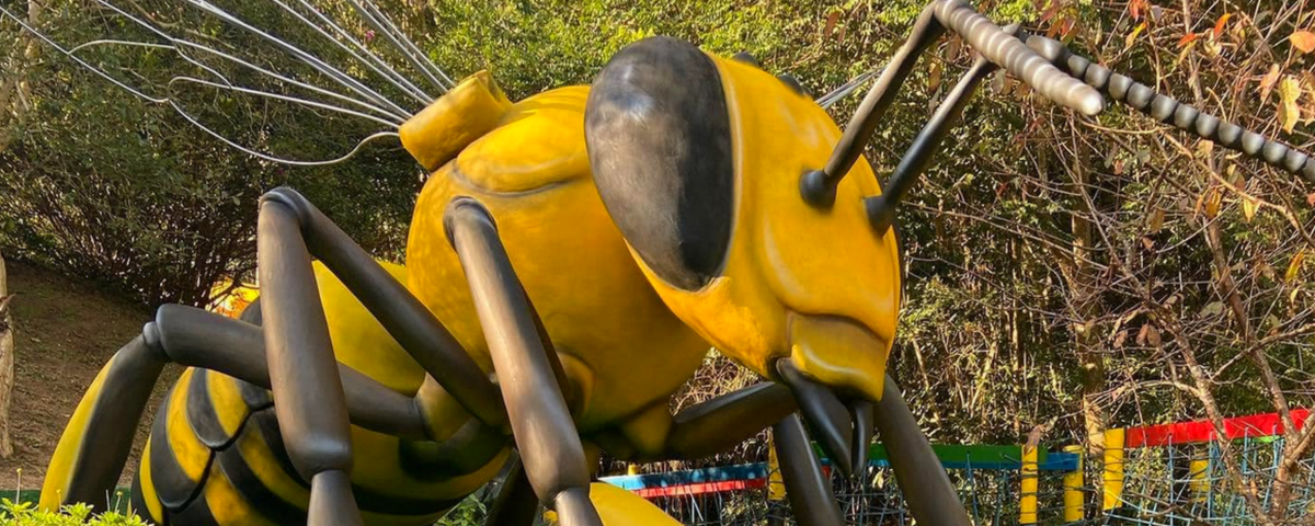 Réplica de uma abelha gigante, que fica na Cidade das Abelhas, em Embu das Artes. O lugar é ótimo para as férias de julho. 
