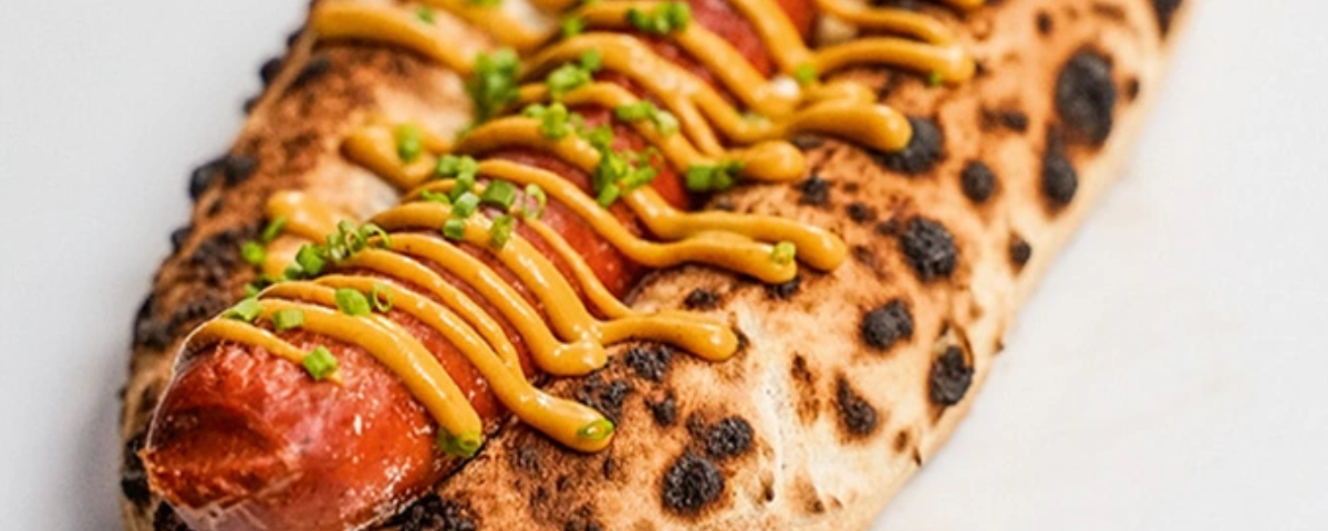 O chamado "Pizza Dog" oferecido pela DeVeras Pizzaria, uma das pizzas diferentes que podem ser encontradas em São Paulo.