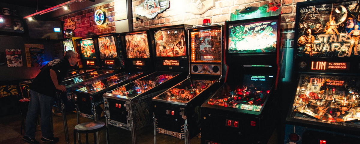 Máquinas de fliperamas enfileiradas no Old School Pinball Experience, um dos restaurantes temáticos para celebrar o Dia do Amigo. 