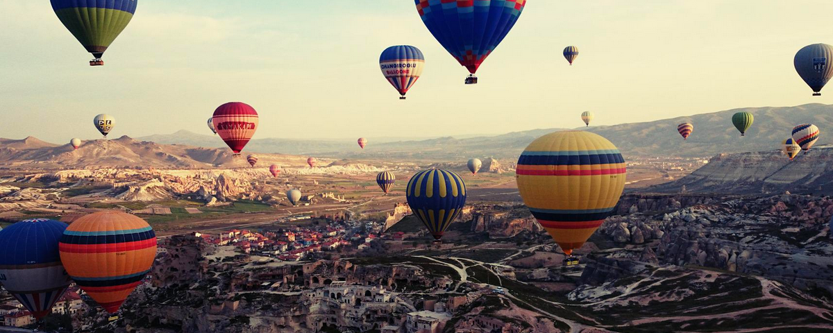 Inúmeros balões voando no céu da Capadócia, na Turquia. Lá, os passeios de balão são reconhecidos em todo o mundo. 