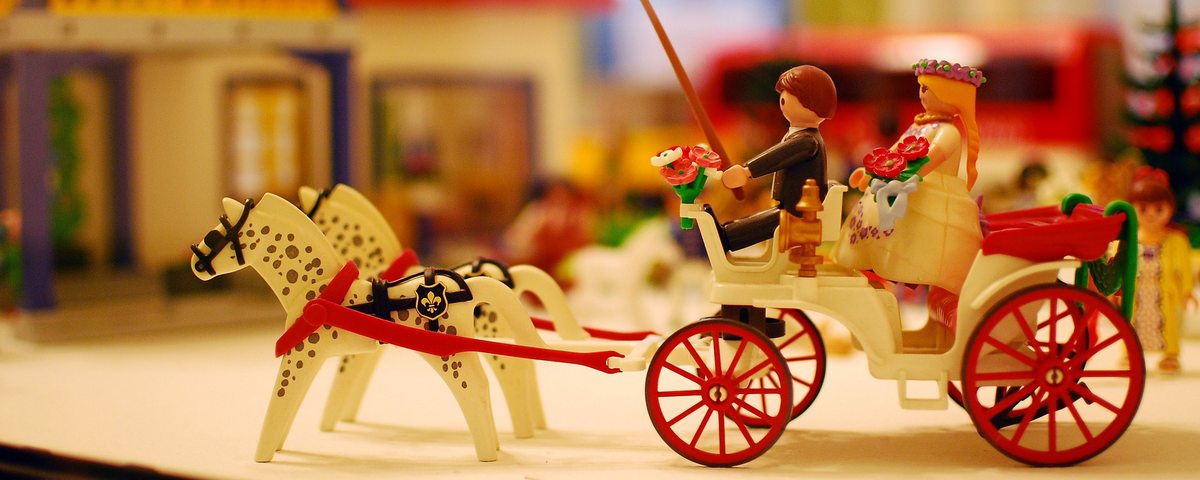 Carroagem feita a partir de bonecos Playmobil, que estarão em exposição na Playmobil Art Experience. 