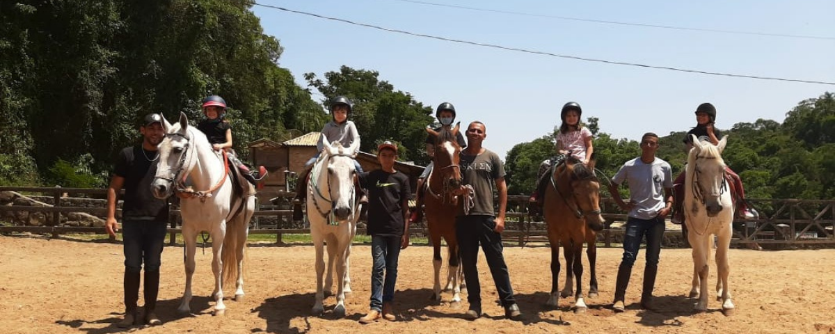 Cavalos enfileirados no Rancho Conquista, ótima opção para passeios a cavalo. 