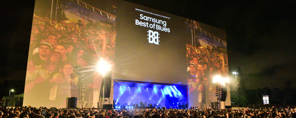 Telão gigante do evento passado do Samsung Best of Blues and Rock, com bastante público presente. O evento está na programação do Parque Ibirapuera de julho. 