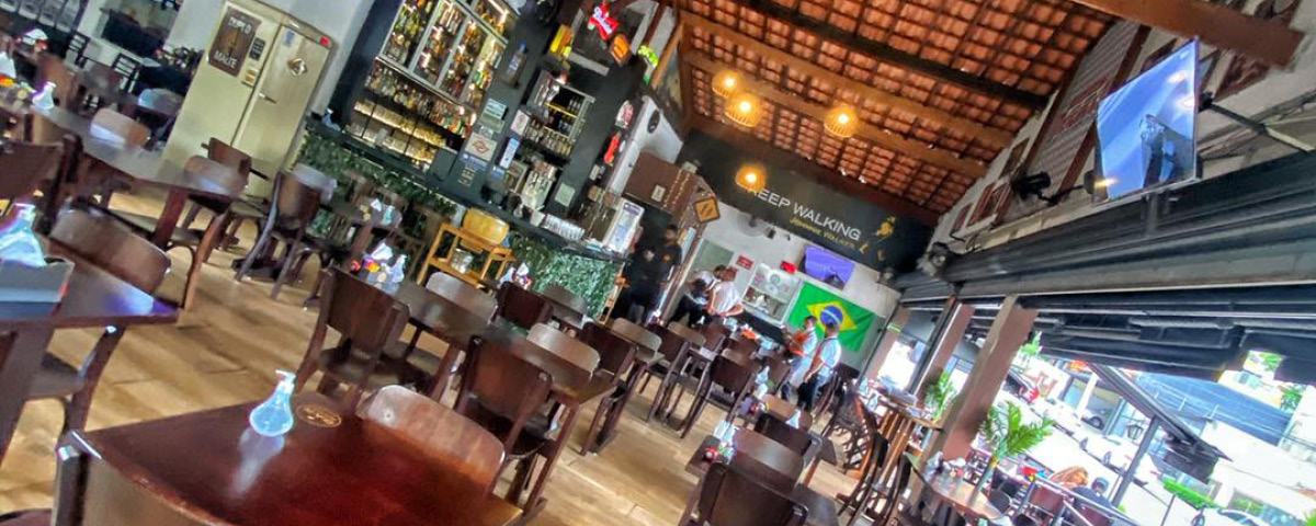 Interior do restaurante Bar Figueiras, um dos lugares que servem rodízio de petiscos em São Paulo.