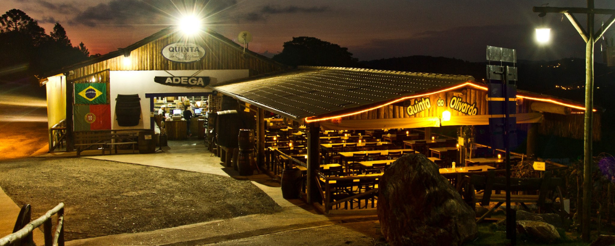 Foto de noite, da frente do Quinta do Olivardo, um dos restaurantes ao ar livre em São Paulo. 