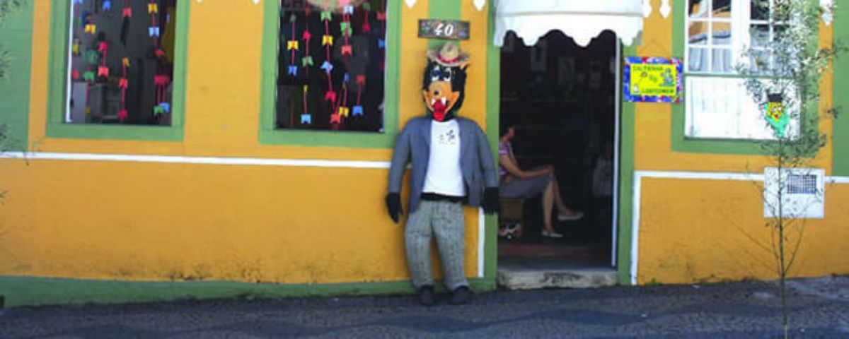 Fechada de uma casa com um boneco do lobisomen na cidade de Joanópolis, um dos lugares para ir no dia do folclore. 