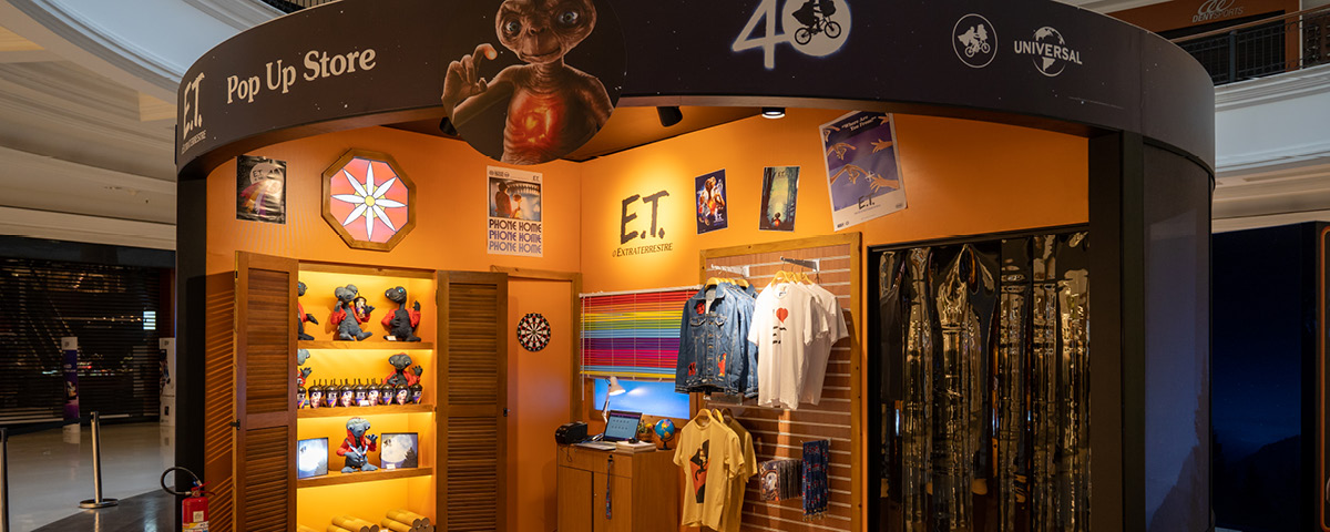 Lojinha de souvenir que você encontra na exposição E.T. com roupas, bonecos e artigos do filme.
