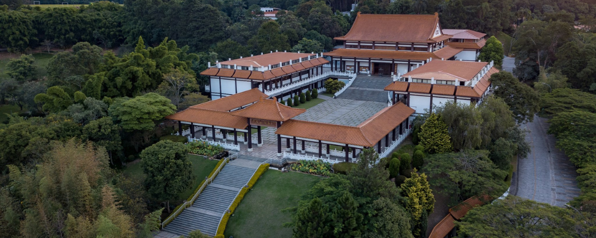 Foto da vista de cima do Templo Zu Lai, um dos templos budistas para se visitar em SP.