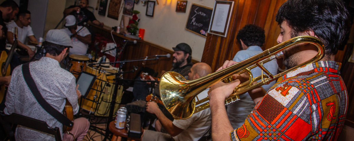 Foto de músicos tocando na Toca da Capivara, um dos bares abertos na segunda-feira.