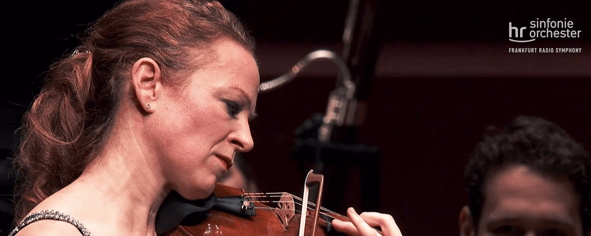 Imagem de Carolin Widmann tocando violino.