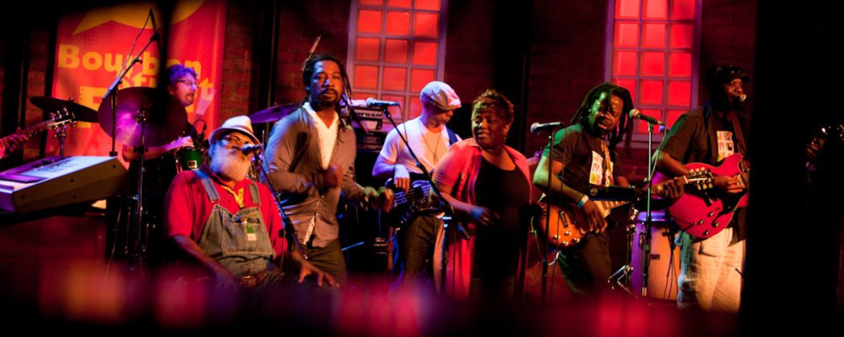 Músicos se apresentando no Bourbon Street Music Club, uma das casas de jazz em São Paulo. Na foto, estão presentes diversos instrumentos, como guitarra, teclado, baixo, entre outros.