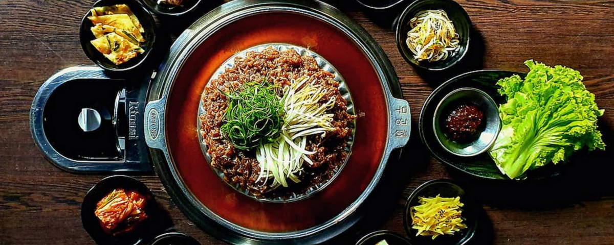 Foto de cima de um prato do BICOL Korean Cuisine, um dos restaurantes de comida oriental para ir em São Paulo.