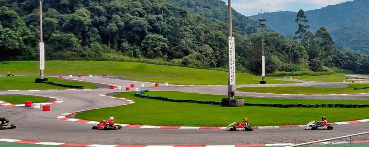 Kartódromo Internacional Aldeia da Serra, com pessoas dirigindo pela pista.