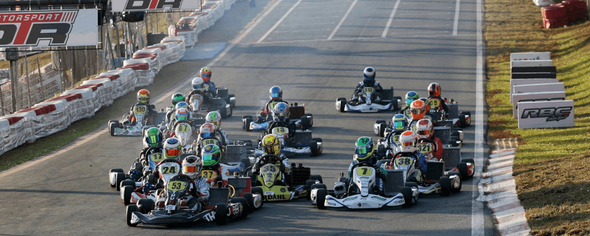 Pilotos dirigindo no Kartódromo Internacional Granja Viana, um dos lugares para se andar de kart em São Paulo.
