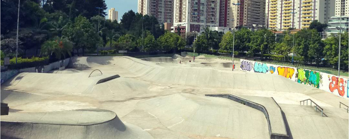 Foto de cima da pista de skate do Parque Citta di Marostica, um dos lugares para se praticar exercícios ao ar livre em São Paulo.