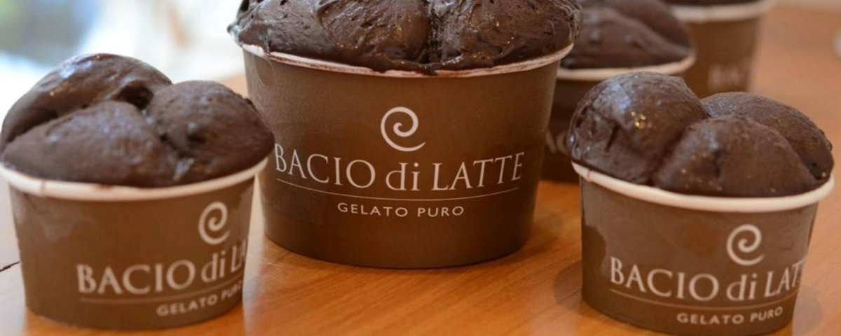 Porte de sorvete de chocolate da Bacio Di Latte sobre uma mesa.