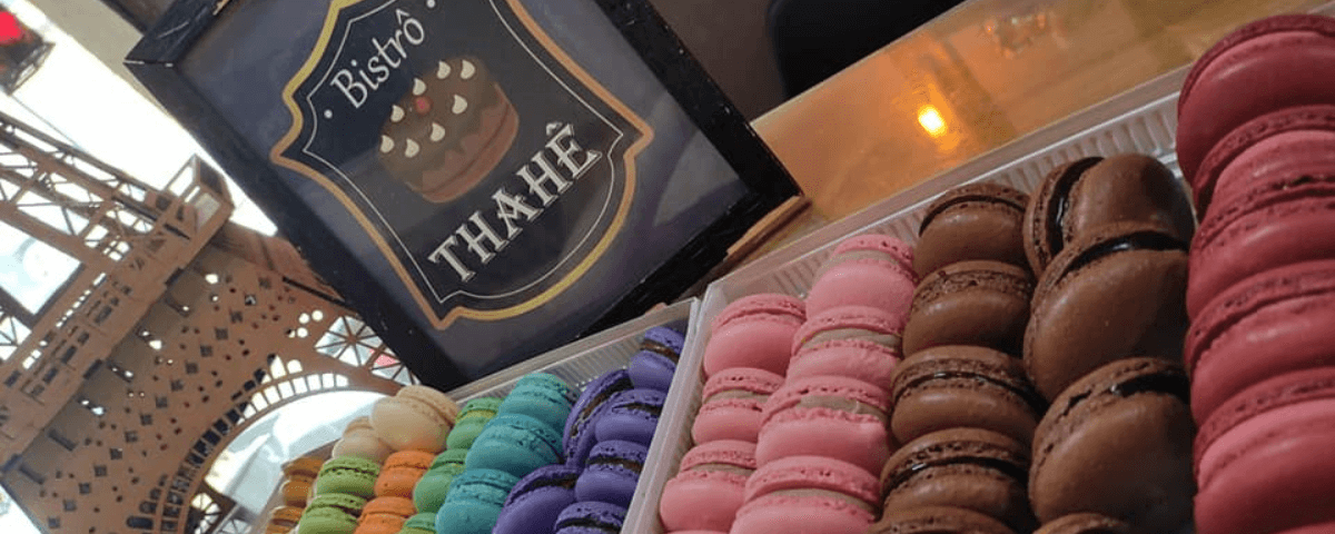 Foto de macarons coloridos, em rosa, marrom, roxo, azul, verde e laranja da Bistrô Thahê Doces Finos, um dos lugares que servem rodízio de sobremesas em São Paulo.