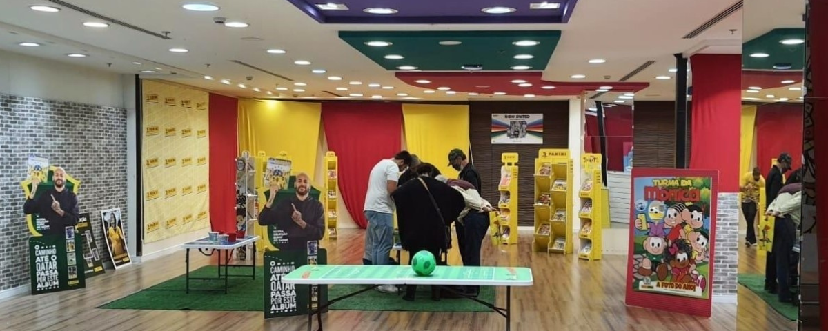 Foto do Panini Point dentro do Atrium Shopping, onde é possível fazer a troca de figurinha do álbum da copa de 2022 com outras pessoas. 