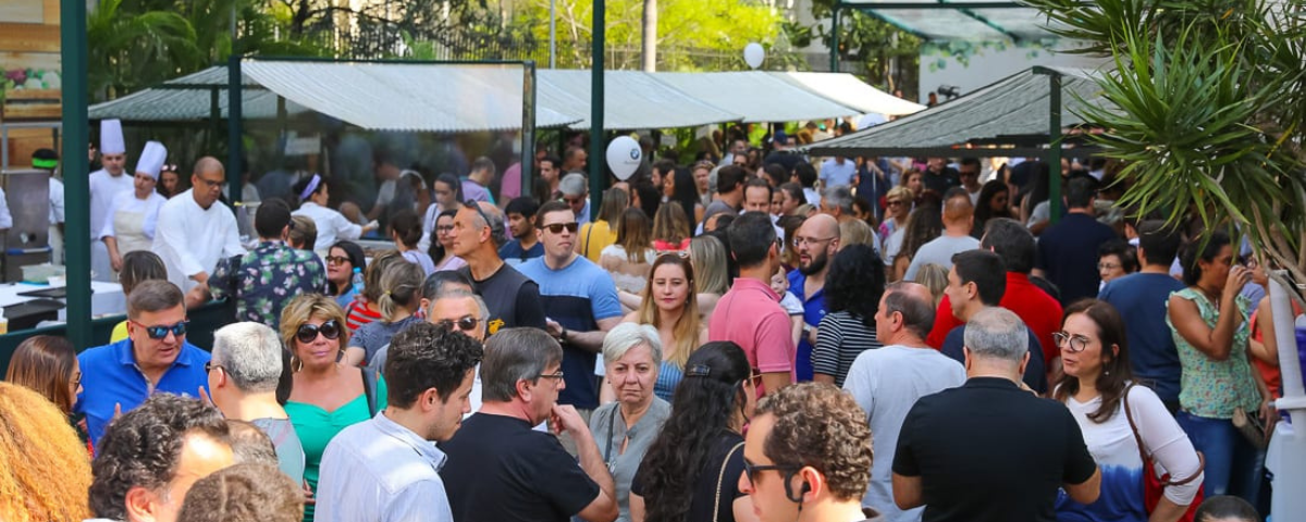 Pessoas reunidas dentro do Emiliano Market Day, uma das feiras gastronômicas em São Paulo.