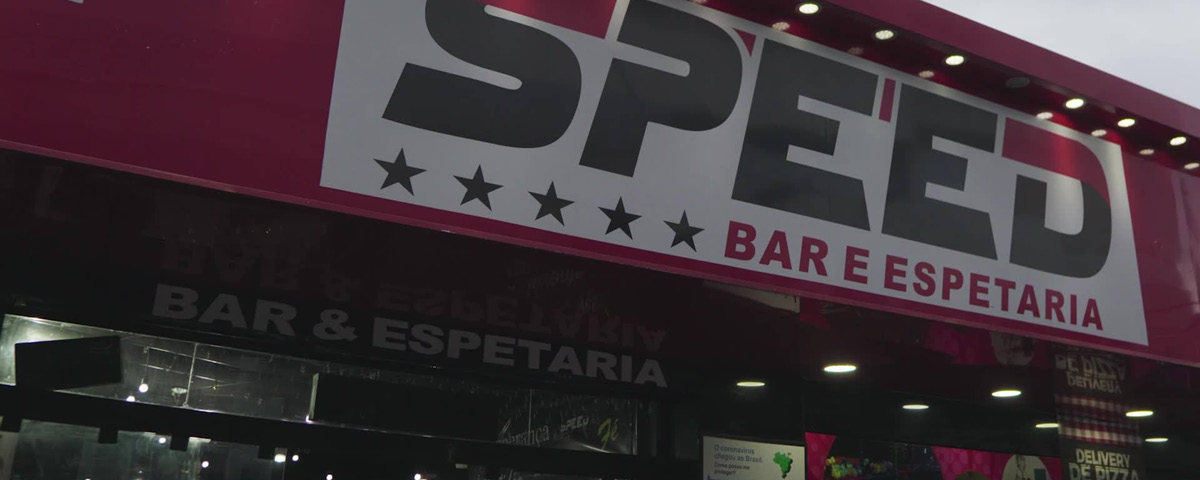 Fachada em vermelho, preto e branco do Speed Bar, um dos lugares que servem rodízio de espeto em São Paulo.