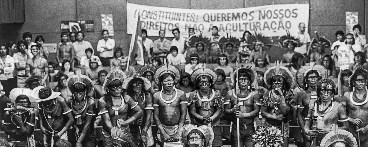Indígenas reunidos para uma foto de cor preta e branca.