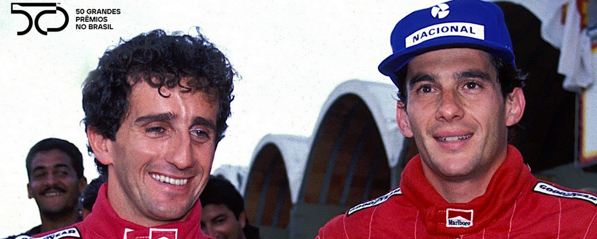 Foto com Ayrton Senna com outro piloto sorrindo e usando um boné azul.
