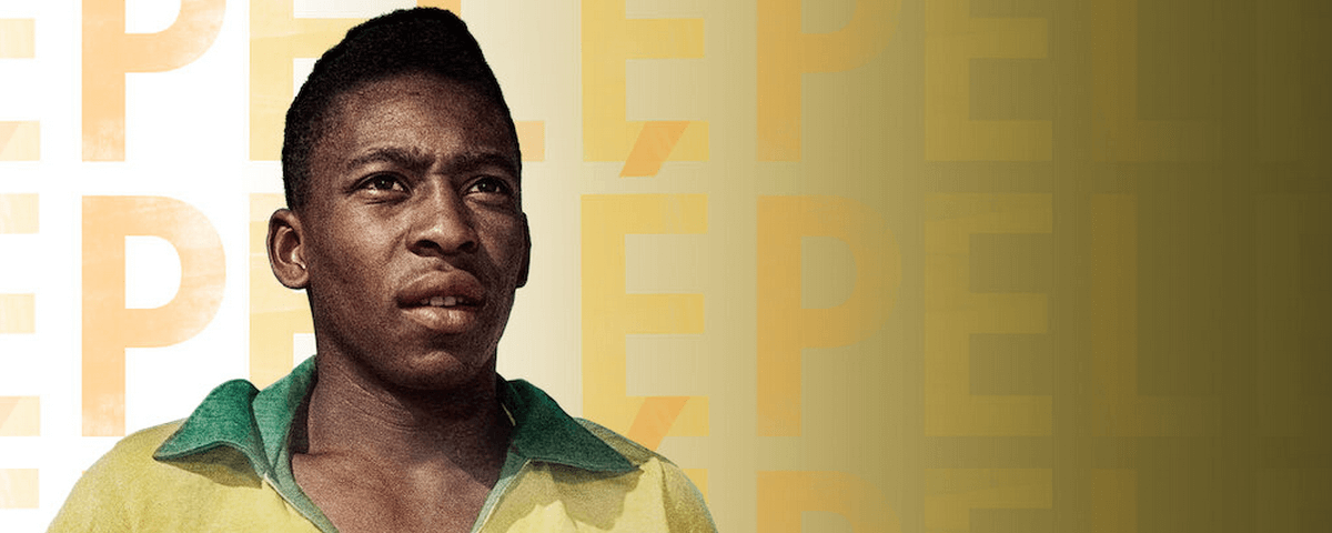 Capa do filme Pelé, com uma foto dele jovem usando a camisa da seleção brasileira e seu nome ao fundo, em tons amarelos.