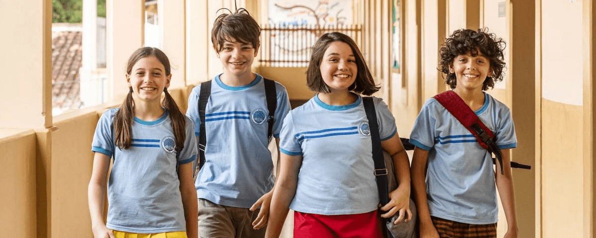 Imagem dos personagens do filme Turma da Mônica: Lições, com o Cebolinha, Magali, Cascão e Mônica usando o uniforme azul claro do colégio.