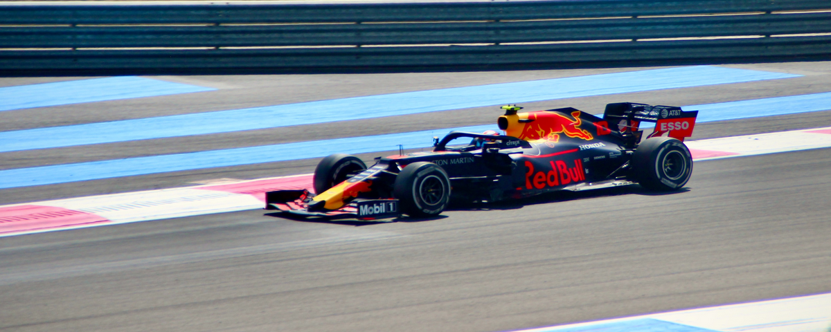 Carro de Fórmula 1 da Red Bull, nas cores preto, vermelho, laranja e amarelo.