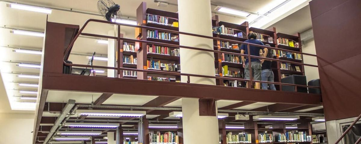 A Biblioteca Mario de Andrade foi fundada em 1925 e tem um vasto acervo literário. 