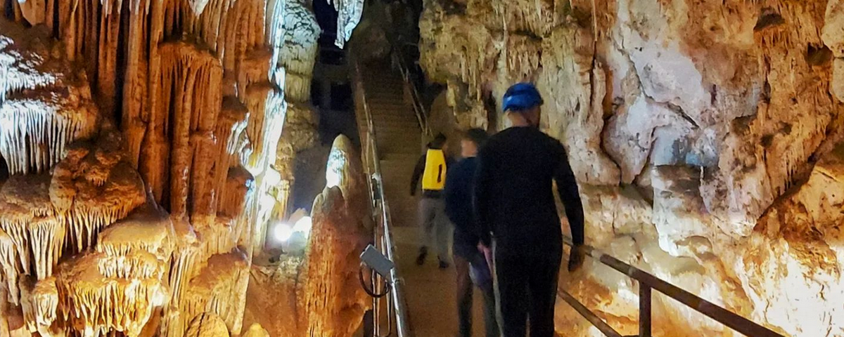 Caverna do Diabo com imensas colunas calcíticas. 