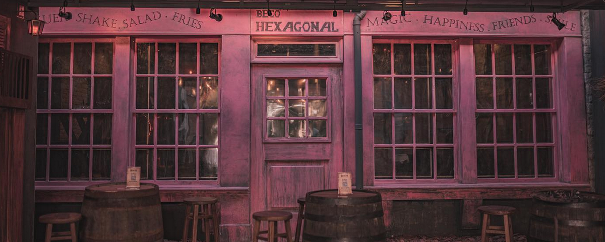 O Beco Hexagonal também é uma das hamburguerias diferentes que tem a decoração e o cardápio inspirados no filme Harry Potter. 