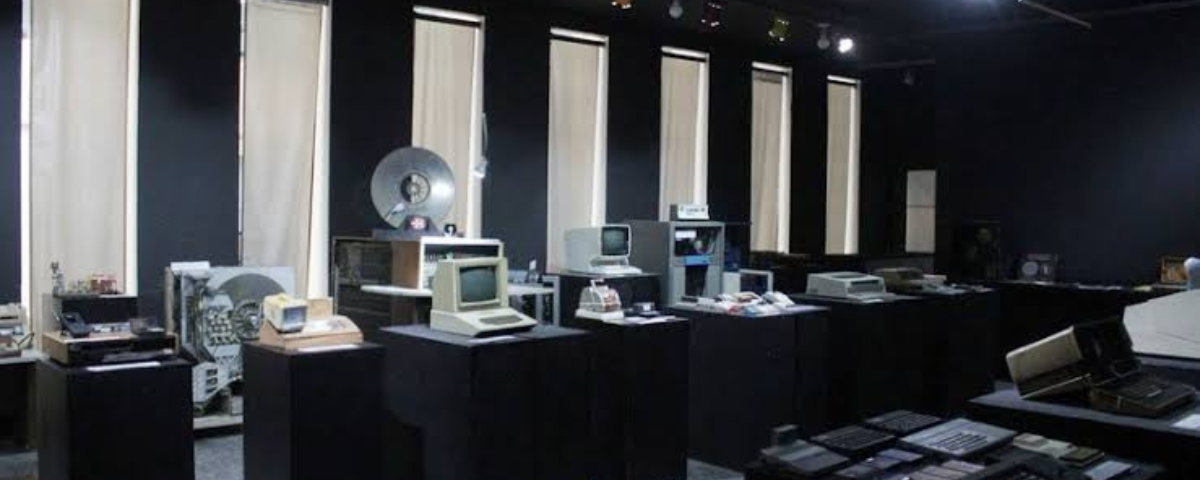 O Museu do Computador tem o objetivo de recuperar, conservar e expor computadores e outros itens de informática e fica localizado no bairro do Bom Retiro. 