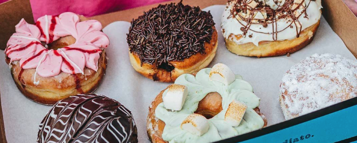 O The Good Cop Donut Shop tem diversas coberturas como brigadeiro, morango, chocolate e serve diversos sabores de Donuts em São Paulo. 
