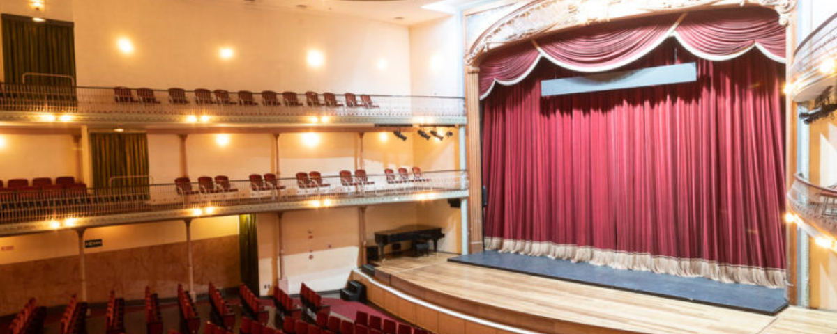 O Theatro São Pedro é um dos teatros de SP que constituem a história dos teatros do estado. Ele foi restaurado e modernizado na década de 90.