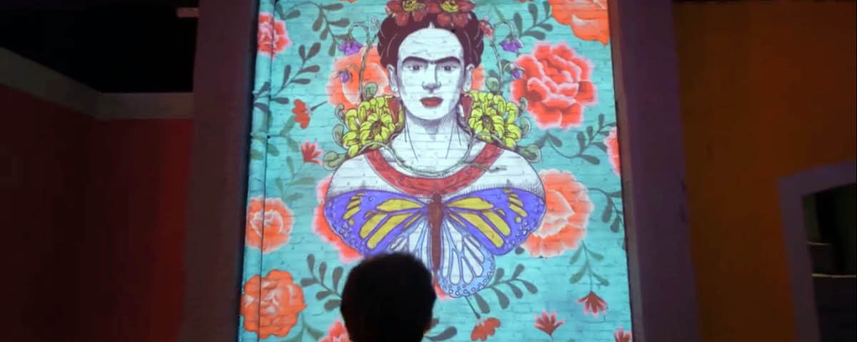Em homenagem a artista, o instituto oficial Frida Kahlo Corporation inaugurou uma de suas exposições imersivas no Shopping Eldorado.
