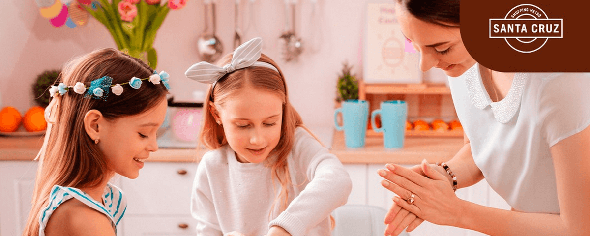 O shopping Metrô Santa Cruz traz a atividade da oficina de biscoitos com a Biscoitê, onde as crianças têm um momento de confeiteiro e preparam biscoitos com enfeites.