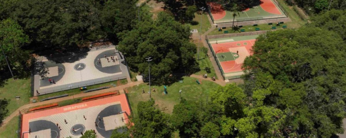 O parque o Ibirapuera conta com diversas quadras que ficam localizadas entre as árvores do parque, que é extremamente arborizado. 