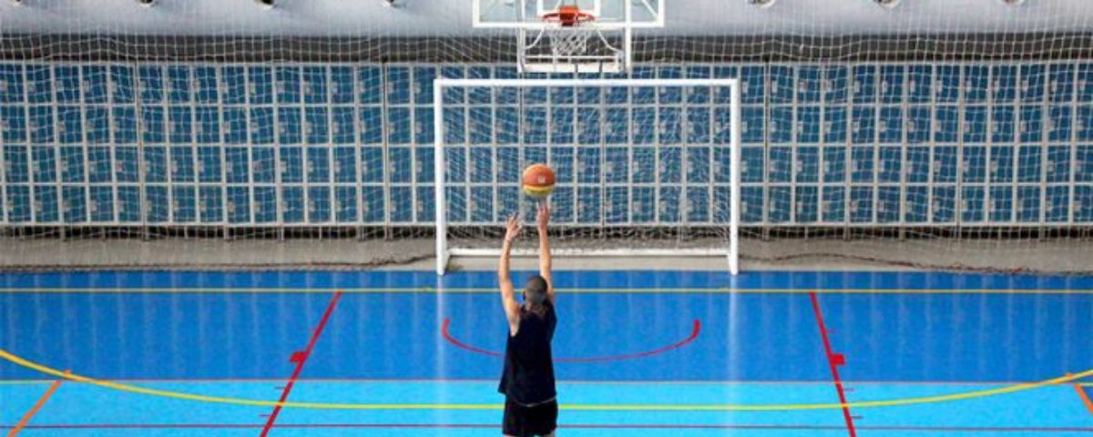 No SESC a cesta de basquete fica na mesma quadra de futsal, com um gol logo abaixo dela. O piso é azul e tem diversas marcações esportivas. 