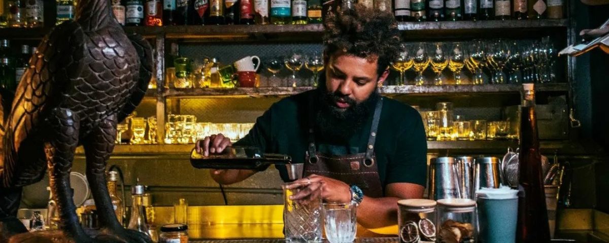 Barman prepara drink na bancada do do Guarita, que é mais um dos bares em Pinheiros com uma extensa carta de drinks. 