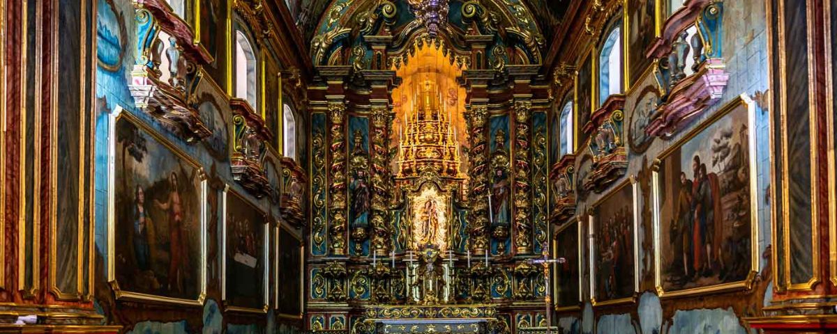 A Igreja Matriz Nossa Senhora de Candelária apresenta uma fachada barroca, com detalhes ornamentados e o seu interior é marcado por belas obras de arte sacra, como pinturas, esculturas e azulejos.