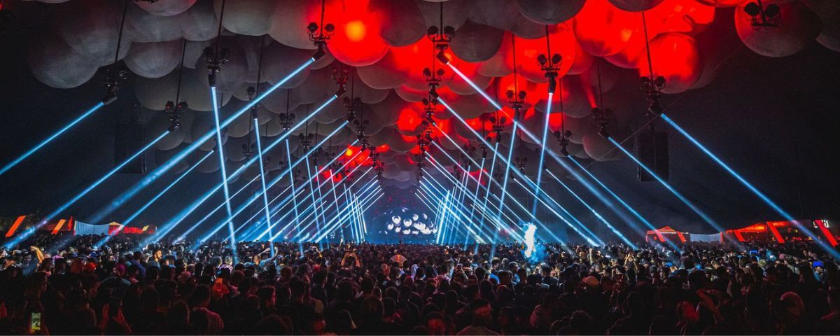 Um dos festivais de música eletrônica mais famosos do mundo, com origem na Alemanha, o Time Warp sempre apresenta uma grande estrutura de shows no Brasil!