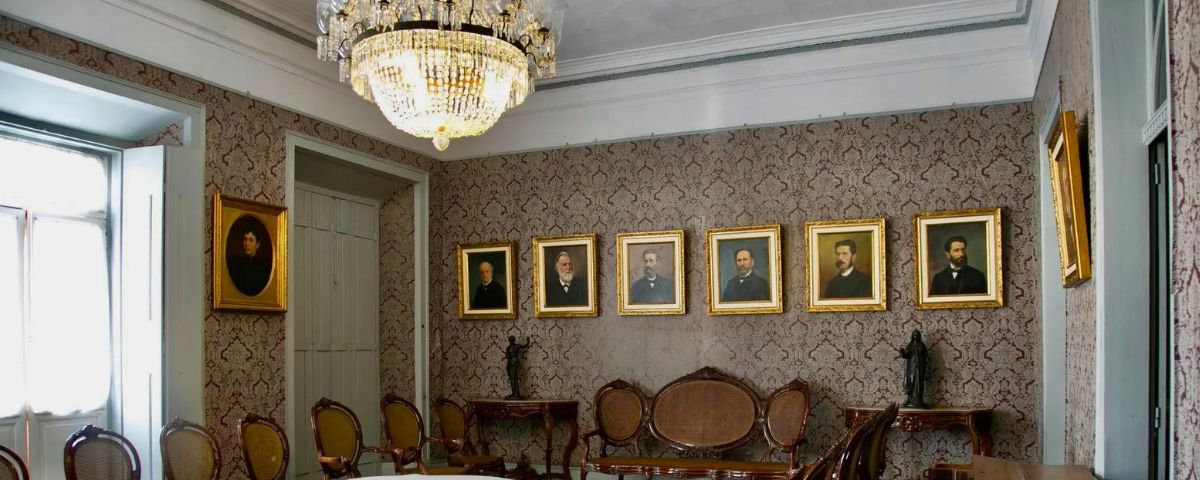 Outra opção dos passeios em Itu, o Museu Republicano tem quadros na parede com fotos da época republicana e mobiliário também da mesma época, com cadeiras e outros objetos de madeira. 