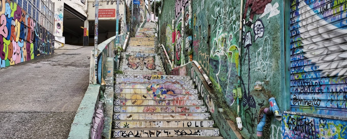 A Escadaria do Patápio é uma das escadarias em SP. Os degraus tem azulejos decorados e nas paredes ao redor há muitos desenhos de grafite. 
