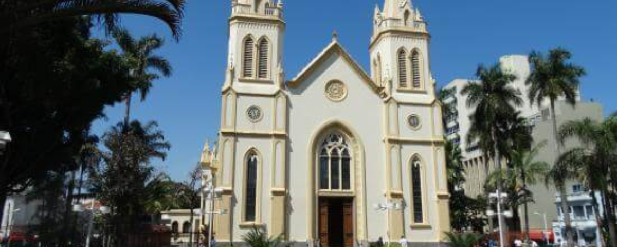 Um dos passeios em Jundiaí é conhecer a Catedral Nossa Senhora do Desterro. A igreja é branca com com duas torres. 