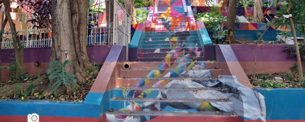 A Escadaria das Bailarinas é mais uma das escadarias em SP. Além da ilustração da bailaria sentada sentada no final da escada, há também degraus com pintura de mosaicos coloridos. 