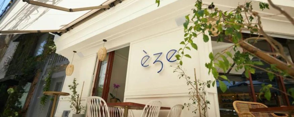 O Éze é mais um dos novos restaurantes, ele é inspirado na cidade de Èze, na Riviera Francesa. A fachada é branca e tem o nome do restaurante escrito em azul. 